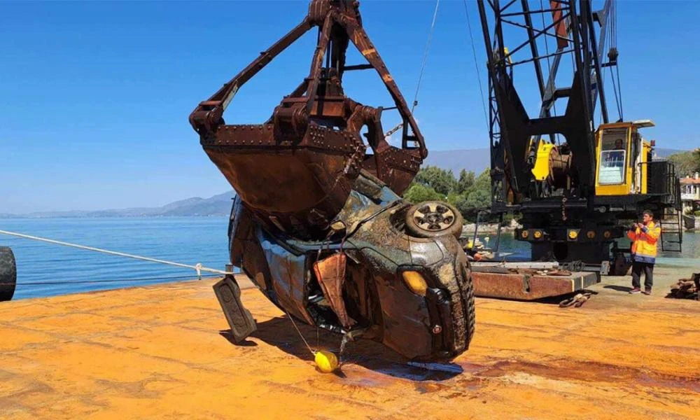 7 μήνες μετά την κακοκαιρία Daniel «ψαρεύουν» ακόμα αυτοκίνητα από τον Παγασητικό